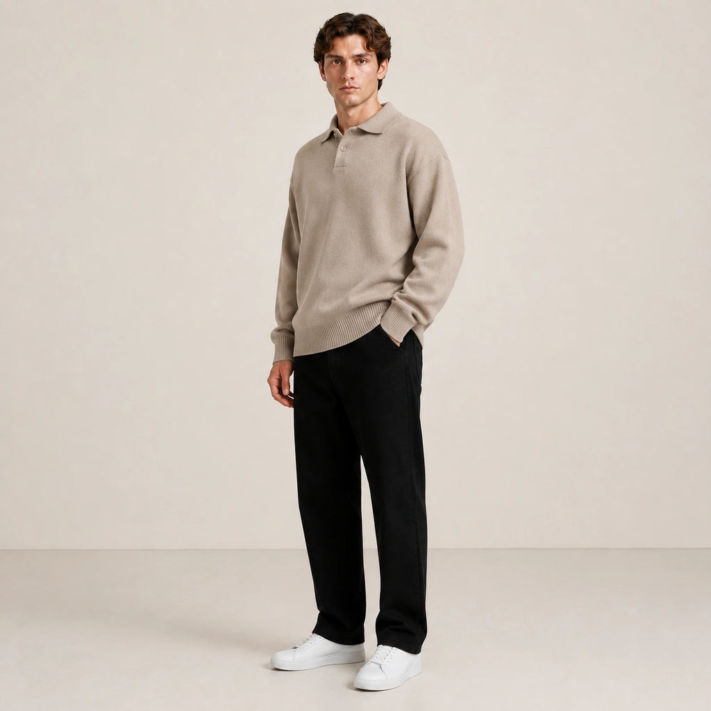 Pull homme col polo en maille unie beige taupe, porté de trois-quarts en studio IVAREE.