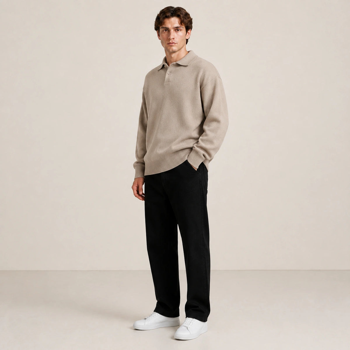 Pull homme col polo en maille unie beige taupe, porté de trois-quarts en studio IVAREE.
