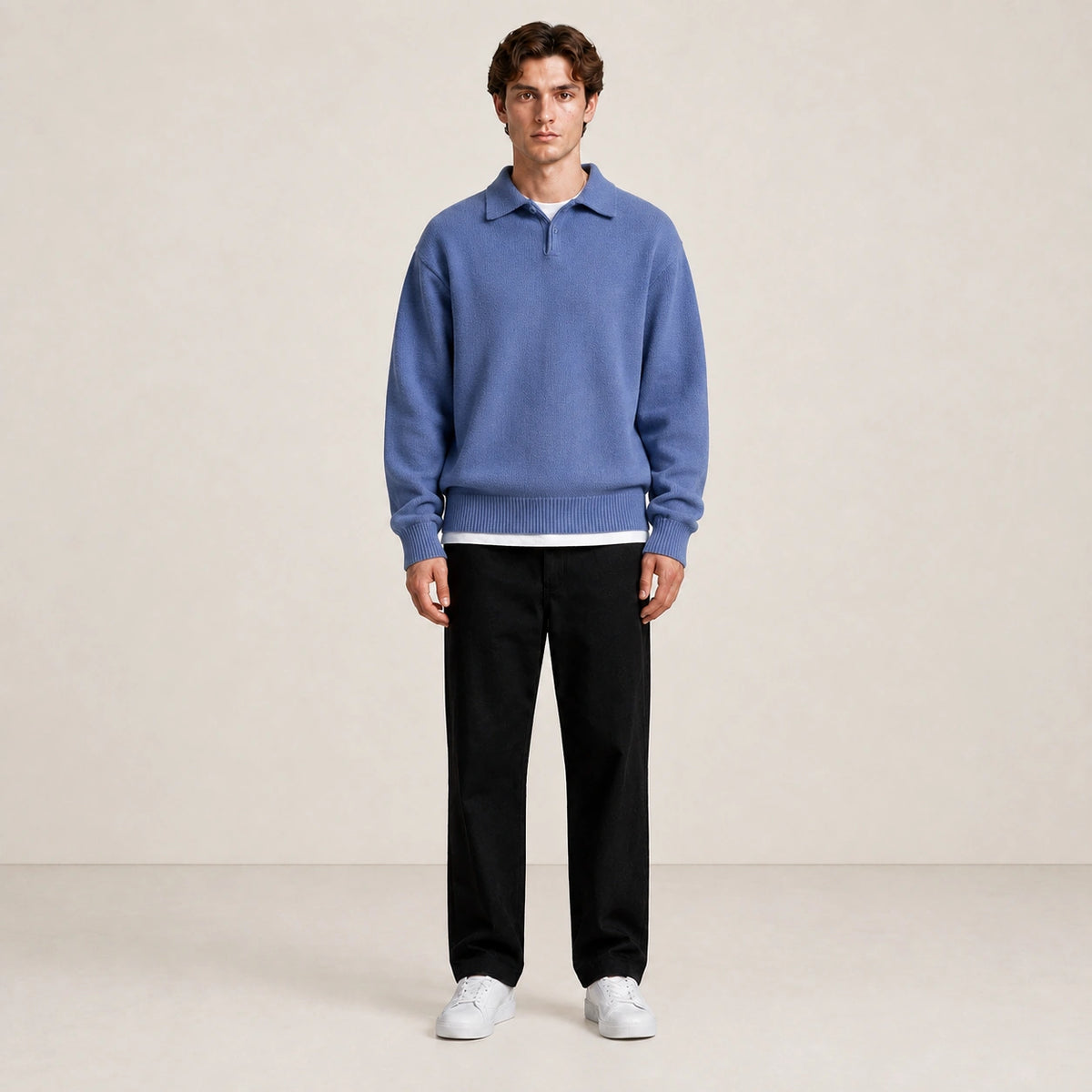 Pull homme col polo en maille unie bleue, porté de face en studio IVAREE.