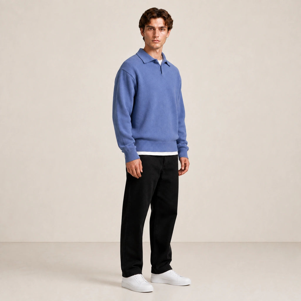 Pull homme col polo en maille unie bleue, porté de trois-quarts en studio IVAREE.