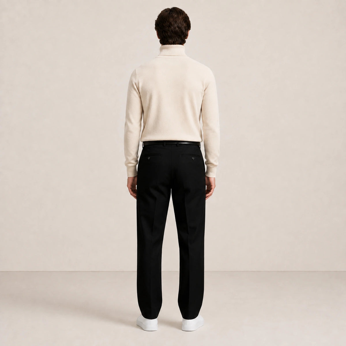 Pull col roulé beige clair, porté de dos.
