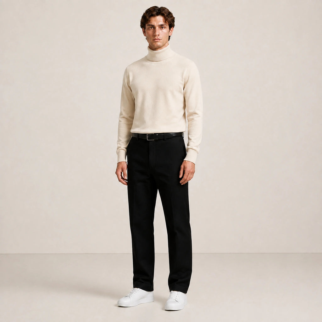 Pull col roulé beige clair, porté de trois-quarts dans le studio IVAREE.