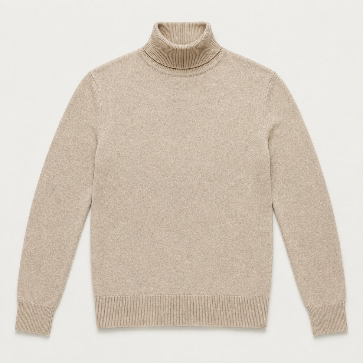 Pull col roulé beige en maille fine, packshot de face.