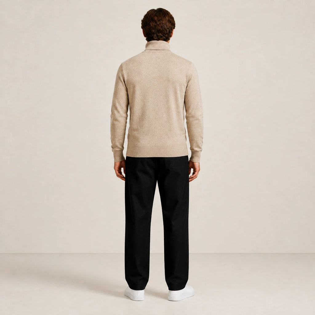 Pull col roulé beige en maille fine, porté de dos.