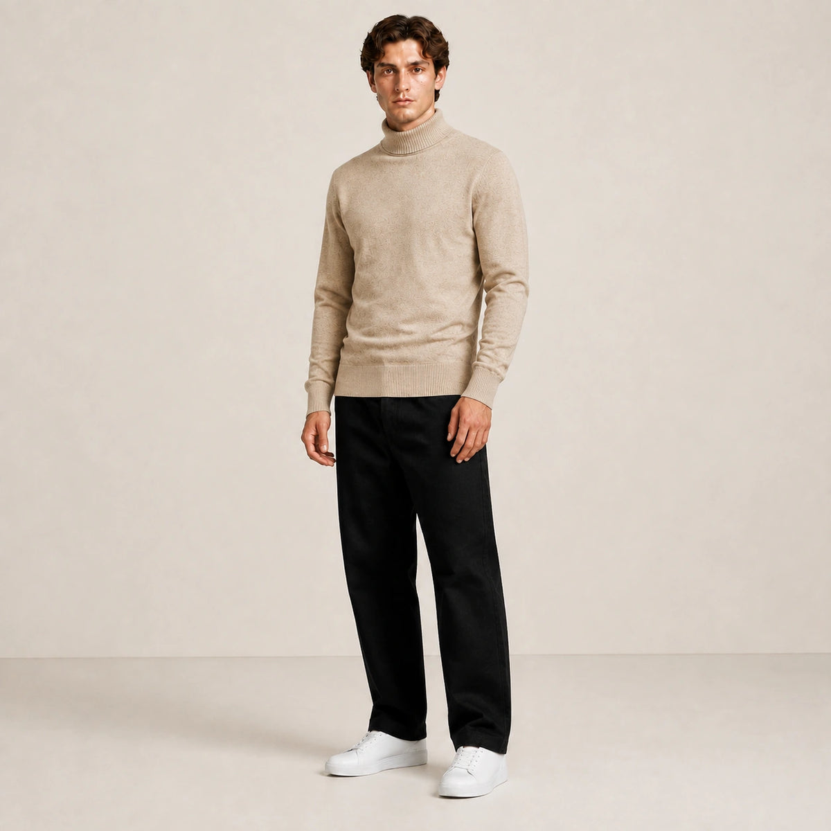 Pull col roulé beige en maille fine, porté de trois-quarts.