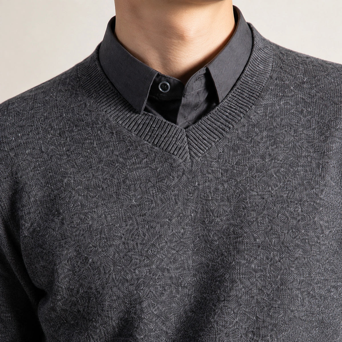 Détail du col V côtelé et de la maille anthracite du pull IVAREE.