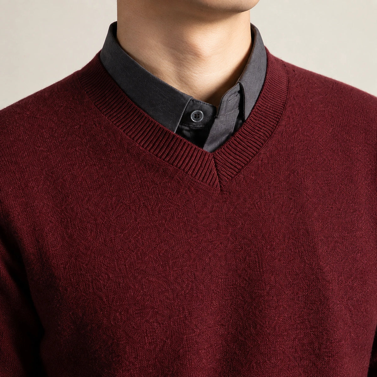 Détail du col V côtelé et de la maille bordeaux du pull IVAREE.