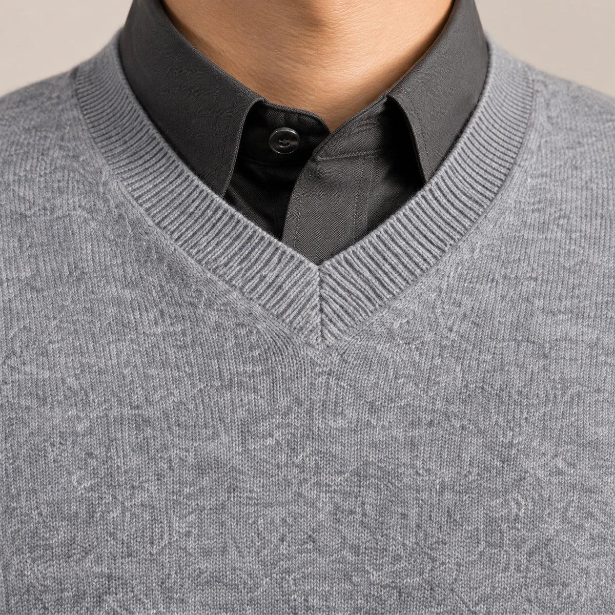Détail du col V côtelé et de la maille gris clair du pull IVAREE.