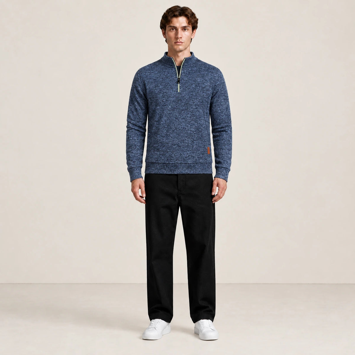 Pull à col zippé bleu marine chiné porté de face dans le studio IVAREE.