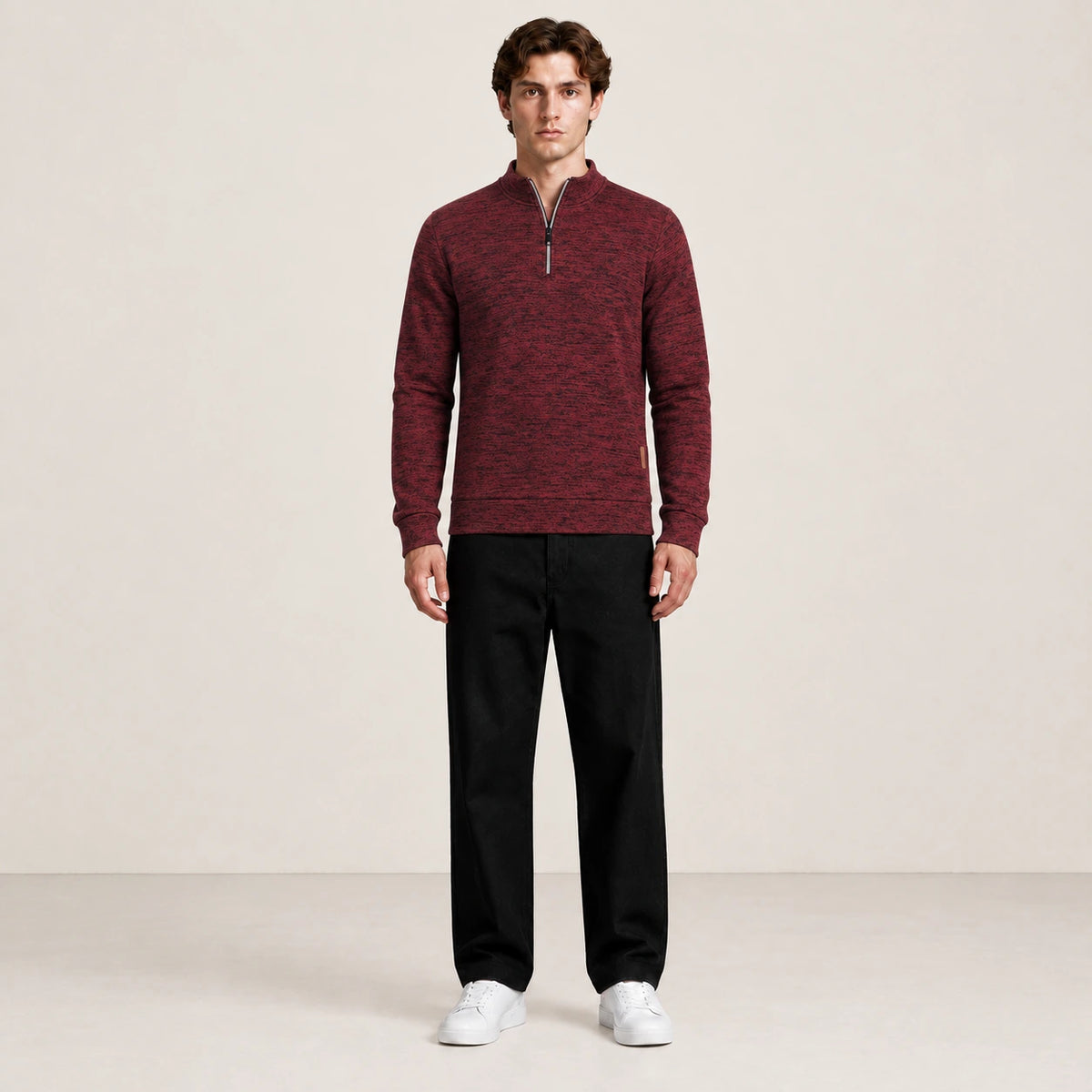 Pull à col zippé bordeaux chiné porté de face dans le studio IVAREE.