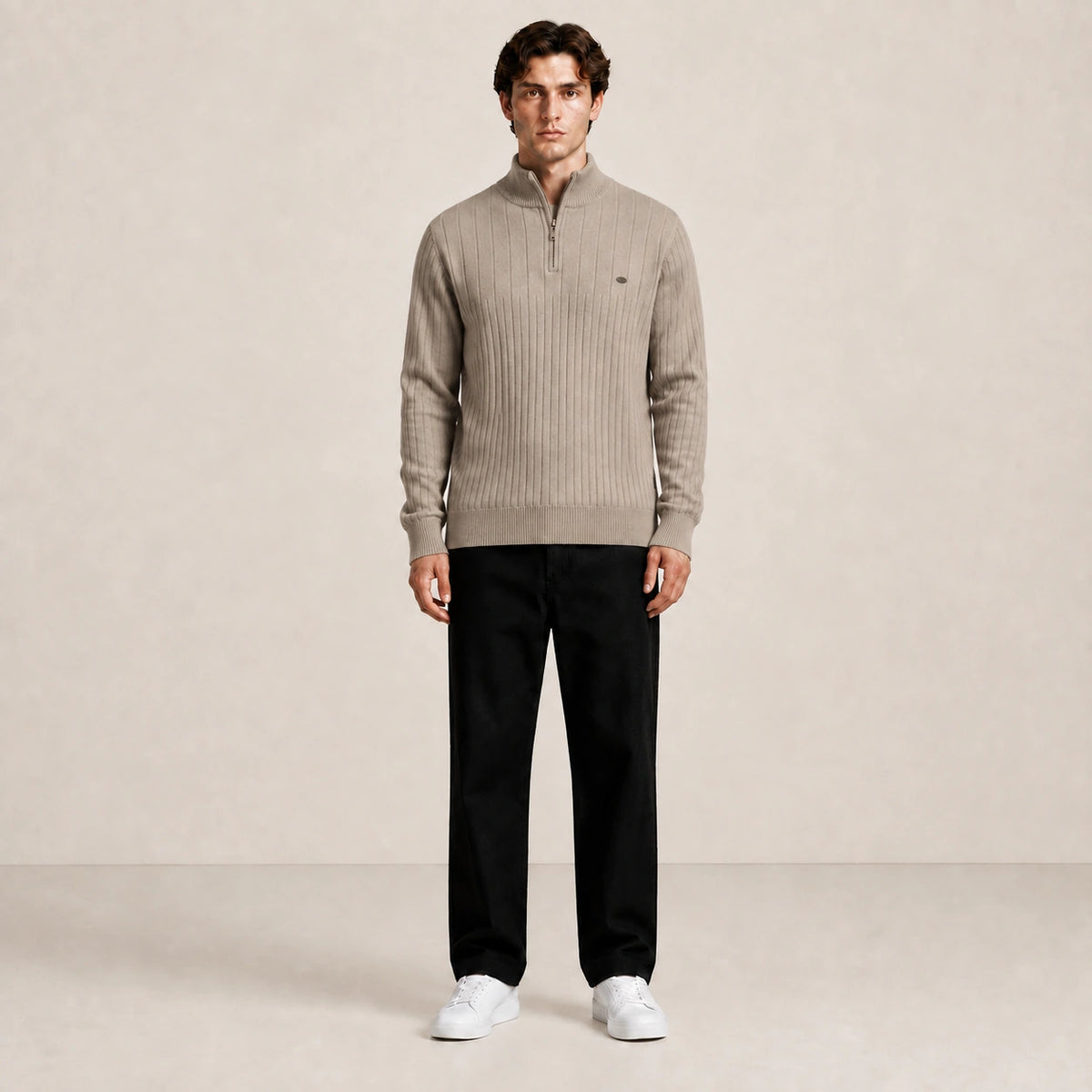 Pull homme à col zippé et côtes verticales beige taupe, porté de face en studio IVAREE.
