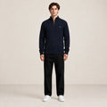 Pull homme à col zippé et côtes verticales bleu marine, porté de face en studio IVAREE.