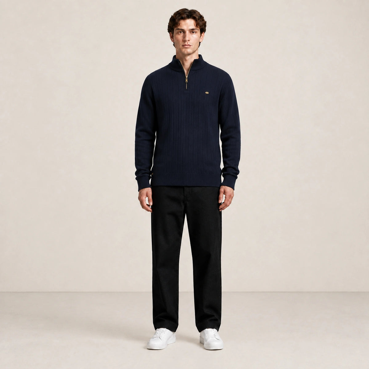 Pull homme à col zippé et côtes verticales bleu marine, porté de face en studio IVAREE.