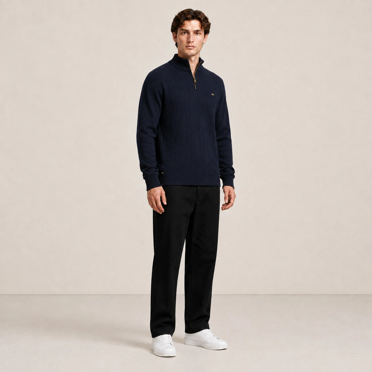 Pull homme à col zippé et côtes verticales bleu marine, porté de trois-quarts en studio IVAREE.