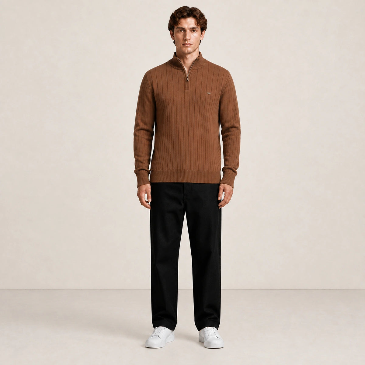 Pull homme à col zippé et côtes verticales camel, porté de face en studio IVAREE.
