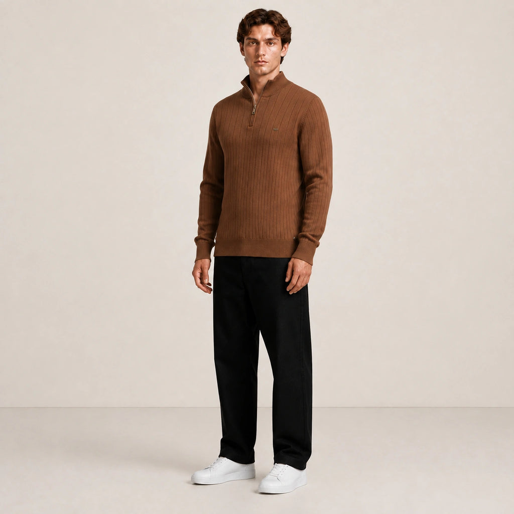 Pull homme à col zippé et côtes verticales camel, porté de trois-quarts en studio IVAREE.