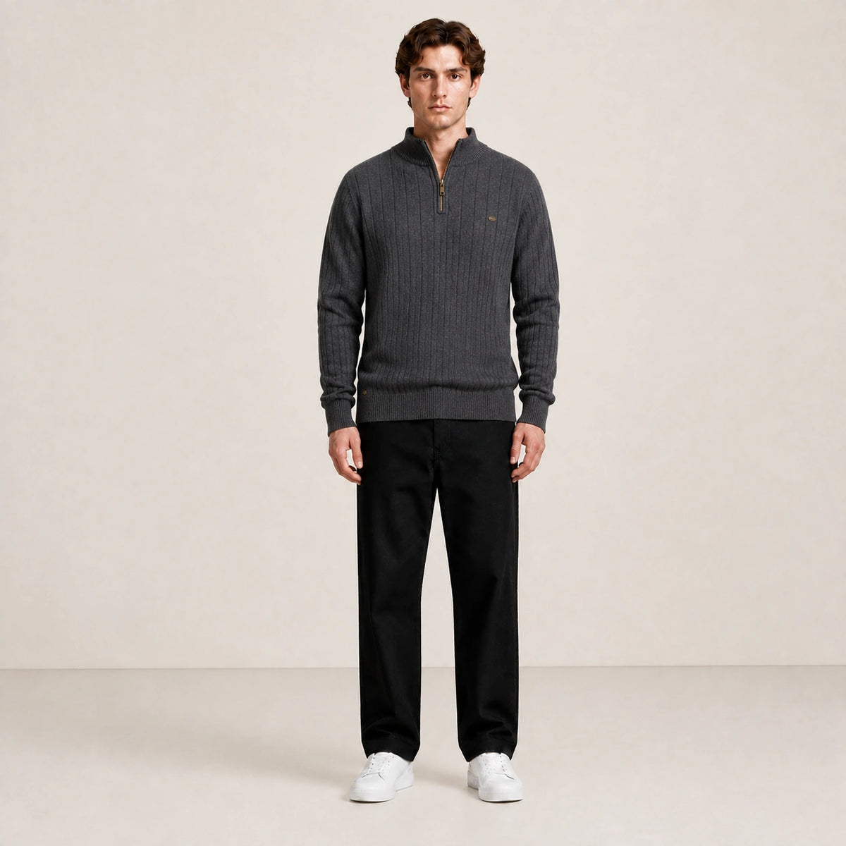 Pull homme à col zippé et côtes verticales gris, porté de face en studio IVAREE.