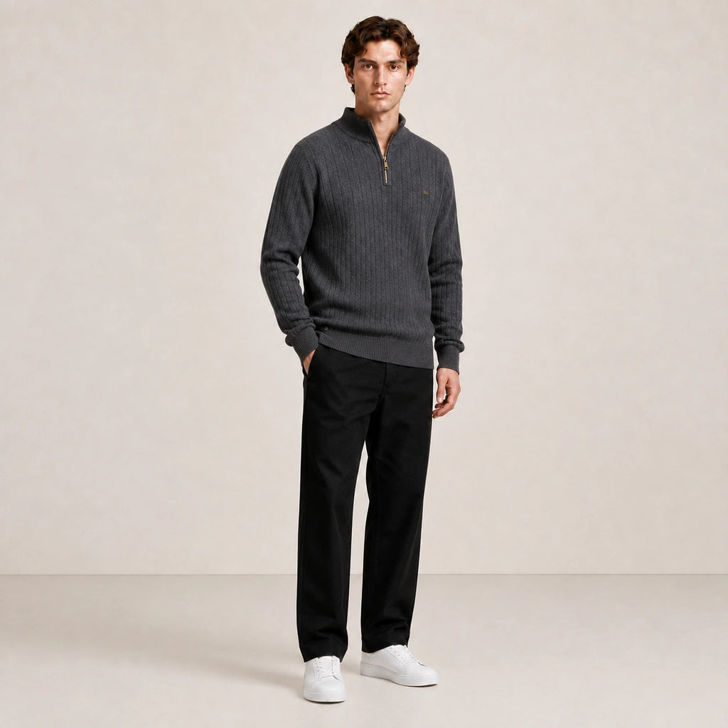Pull homme gris, porté de trois-quarts en pied dans le studio IVAREE.
