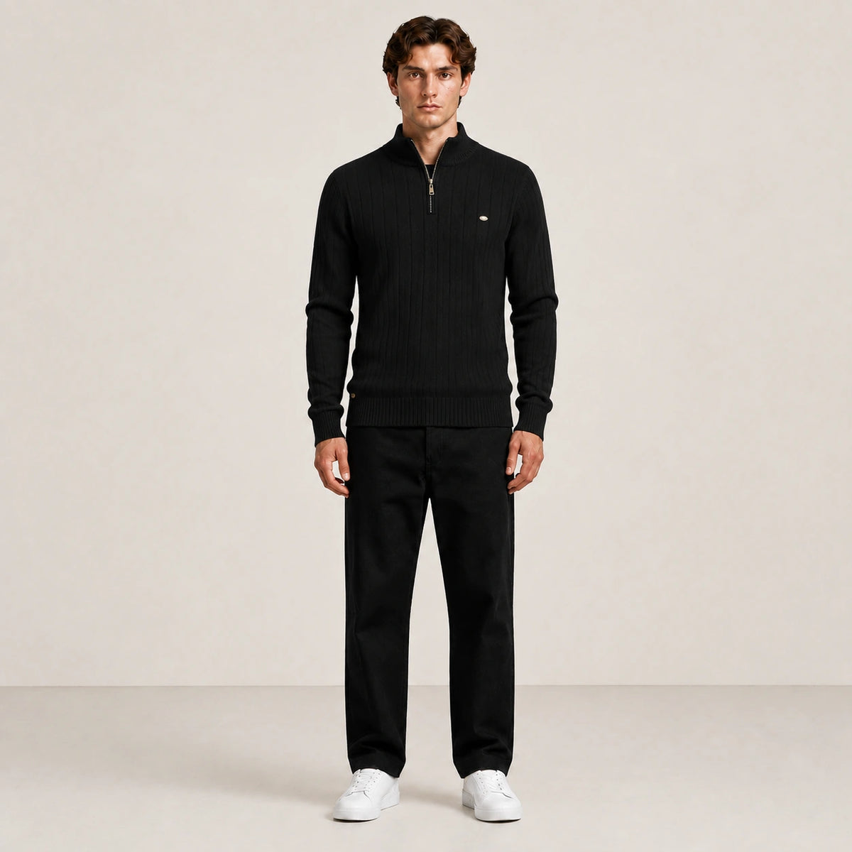 Pull homme à col zippé et côtes verticales noir, porté de face en studio IVAREE.