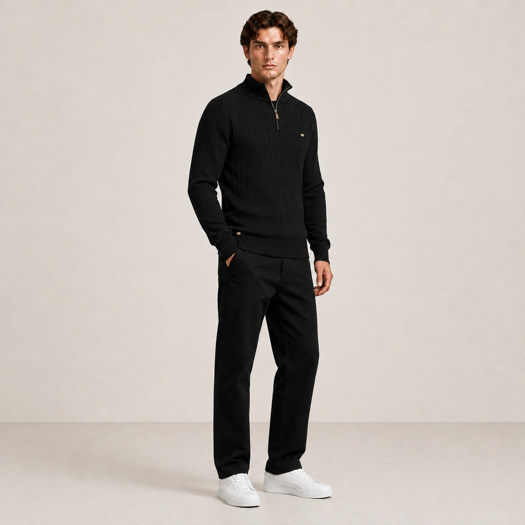 Pull homme noir, porté de trois-quarts en pied dans le studio IVAREE.