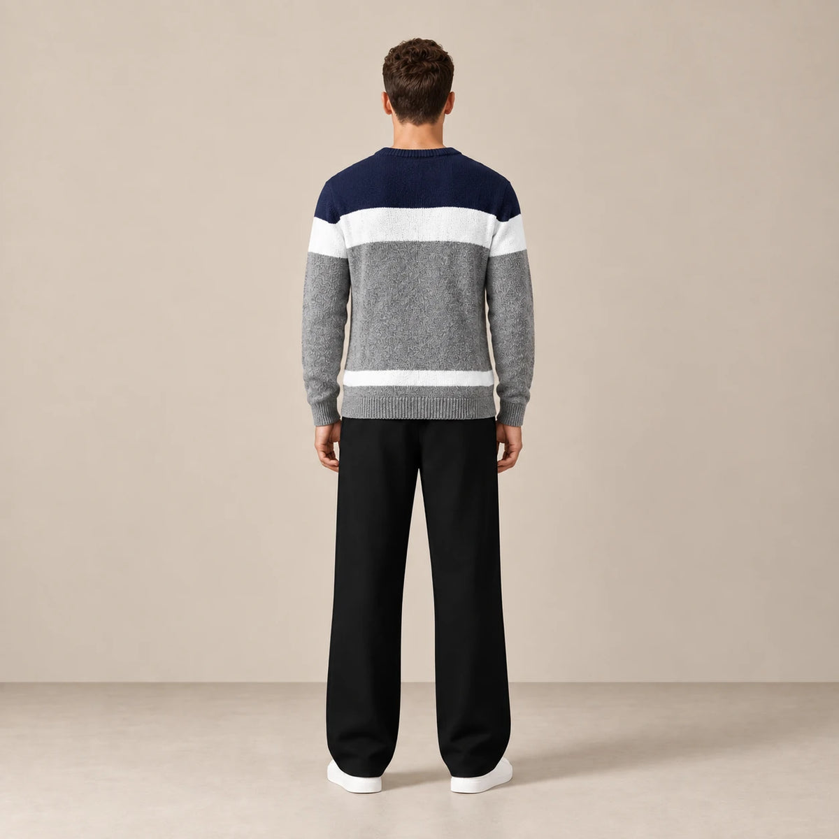 Pull color-block Bleu/Gris, porté de dos dans le studio IVAREE.