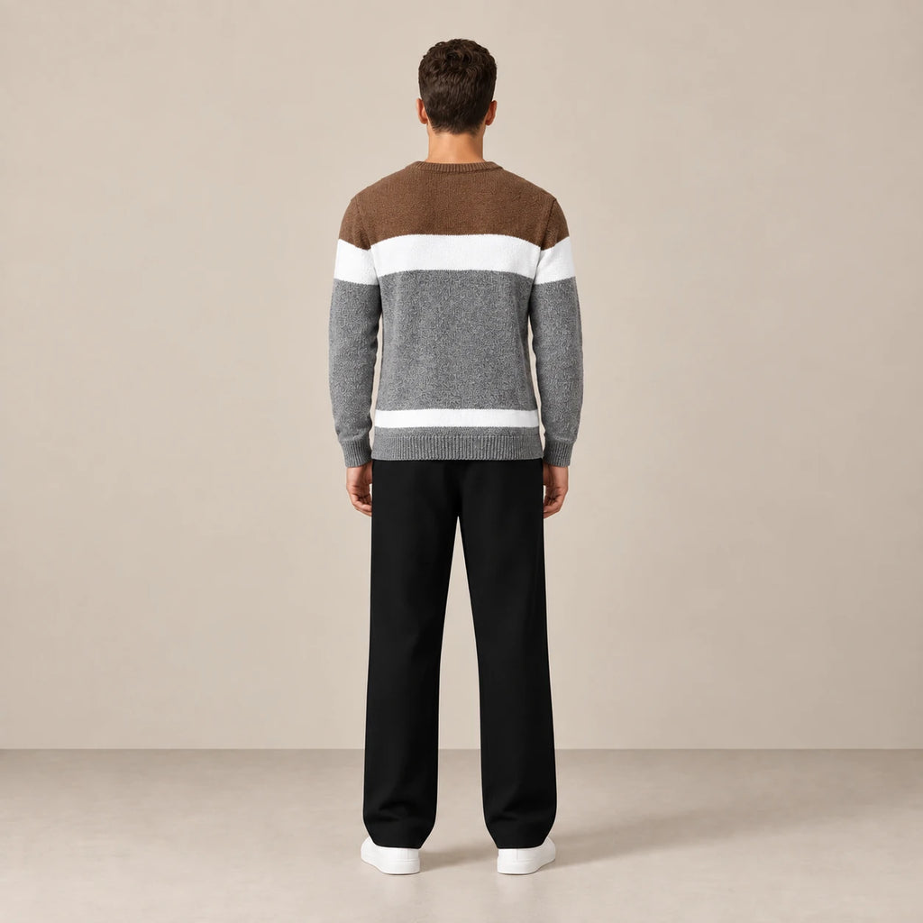 Pull color-block Gris/Marron, porté de dos dans le studio IVAREE.