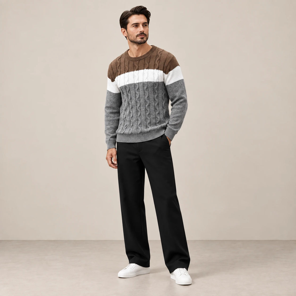 Pull color-block Gris/Marron, porté dans une pose naturelle dans le studio IVAREE.