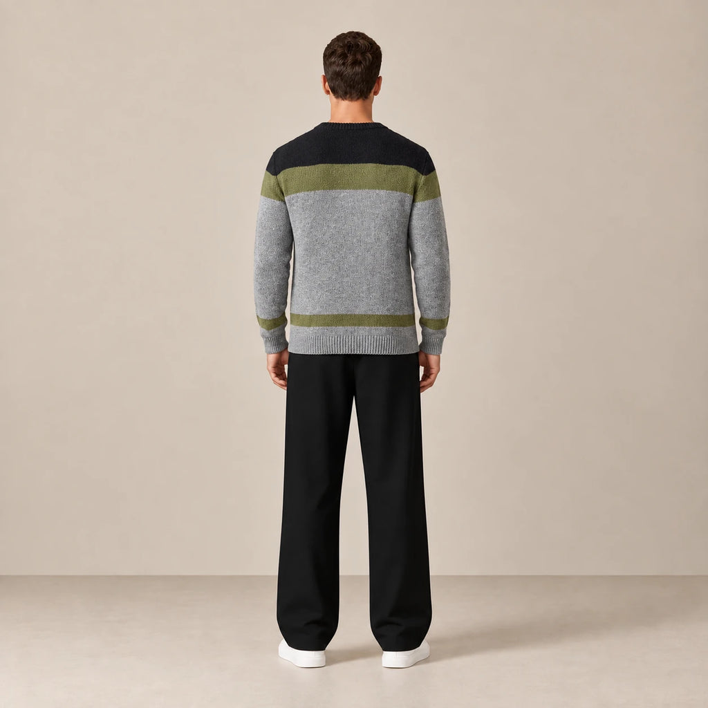 Pull color-block Gris/Noir, porté de dos dans le studio IVAREE.