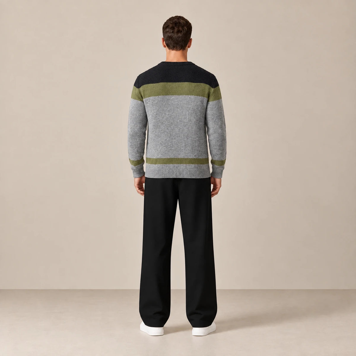 Pull color-block Gris/Noir, porté de dos dans le studio IVAREE.