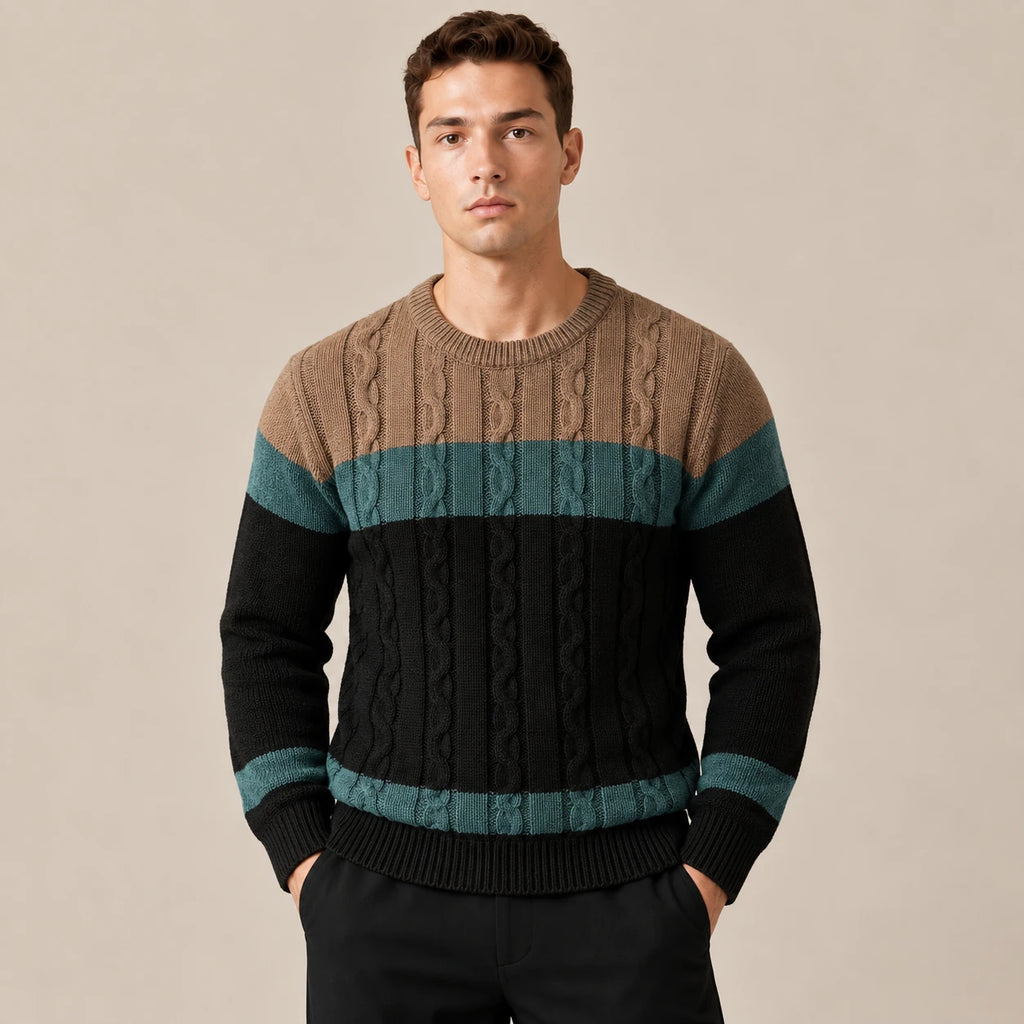 Pull color-block Marron/Noir, porté en détail dans le studio IVAREE.