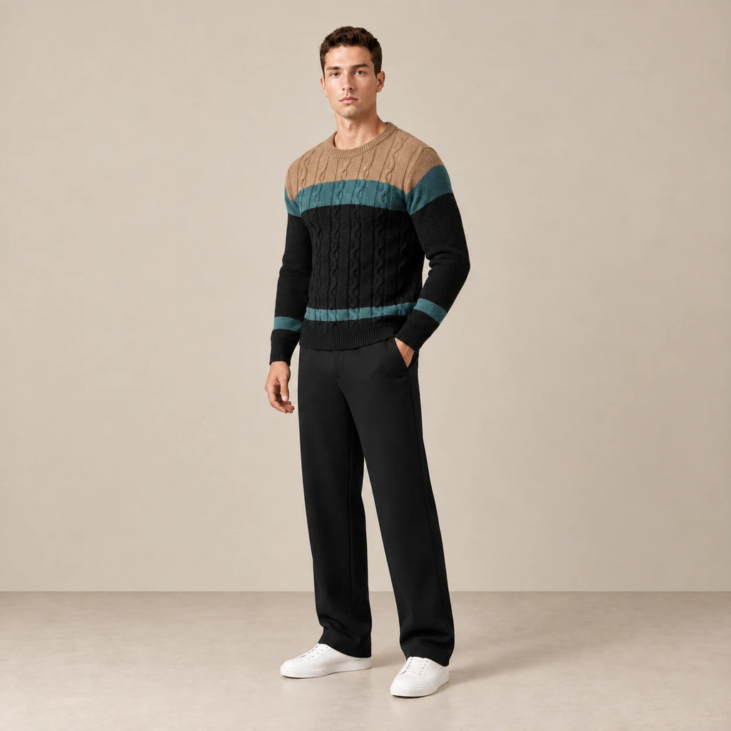 Pull color-block Marron/Noir, porté de trois-quarts dans le studio IVAREE.