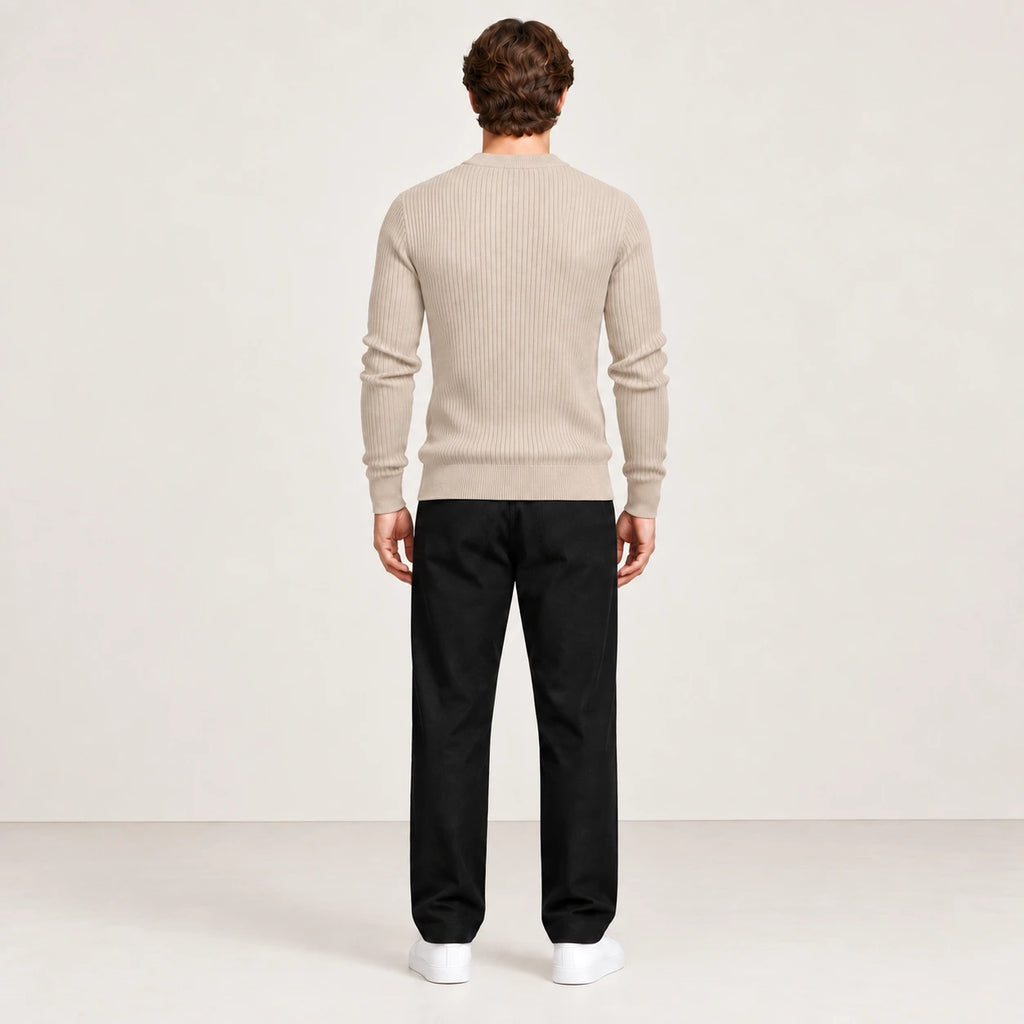 Pull côtelé col rond à boutonnage beige, vue de dos dans le studio IVAREE