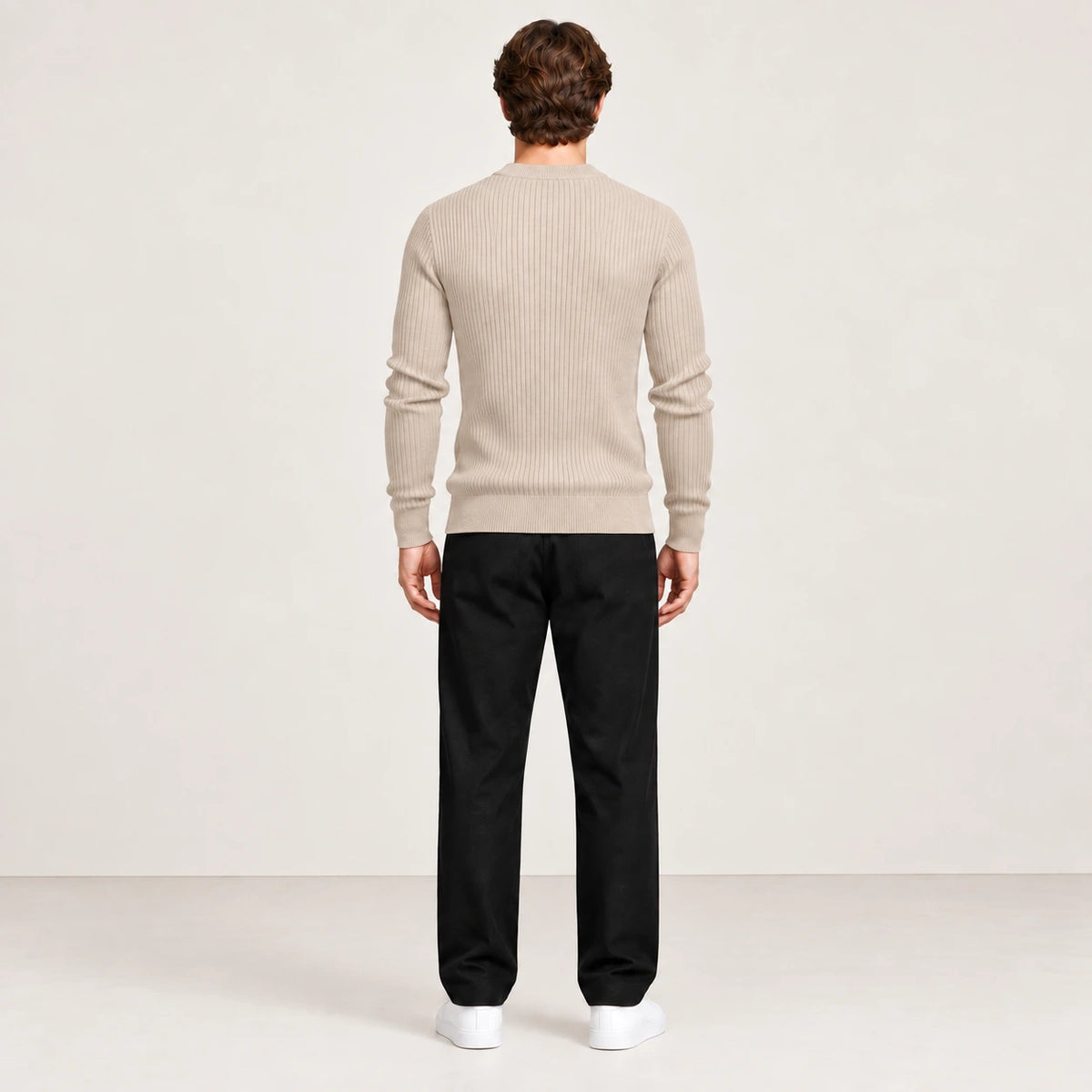 Pull côtelé col rond à boutonnage beige, vue de dos dans le studio IVAREE