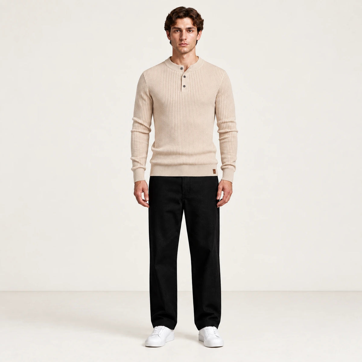 Pull côtelé col rond à boutonnage IVAREE Beige – vue face studio