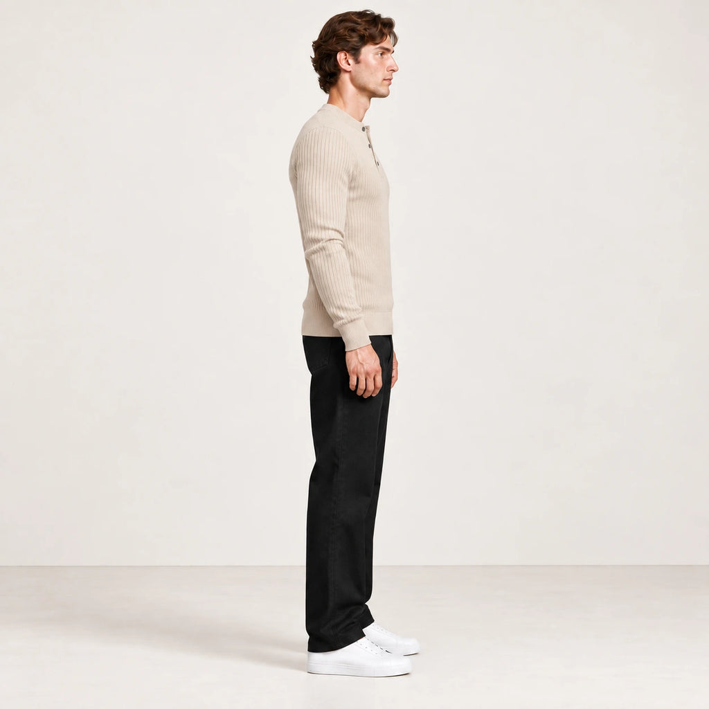 Pull côtelé col rond à boutonnage beige, vue de profil dans le studio IVAREE