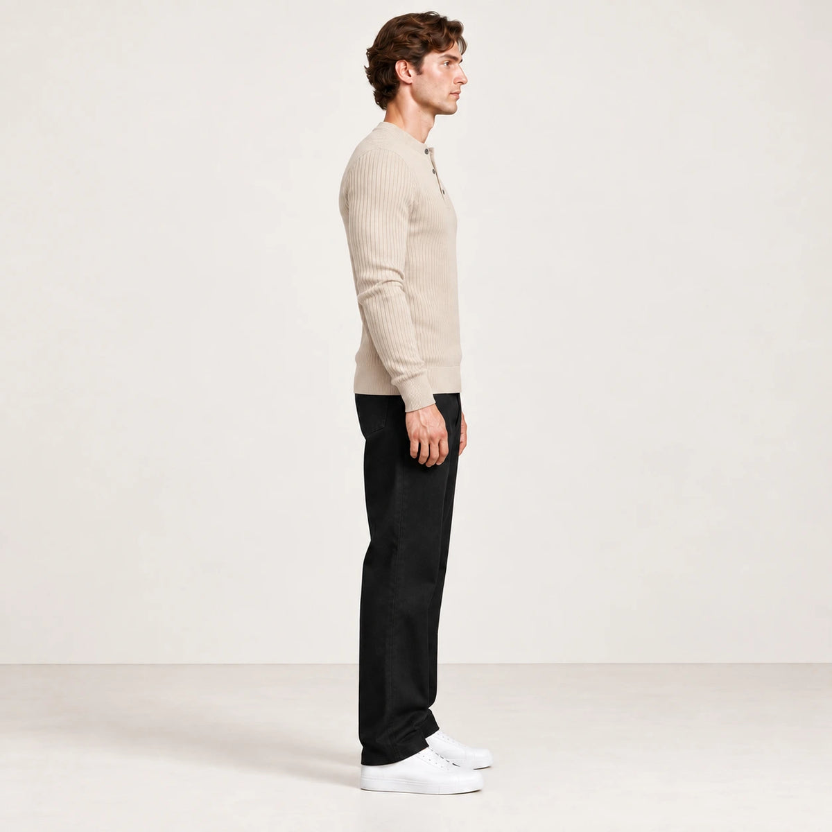 Pull côtelé col rond à boutonnage beige, vue de profil dans le studio IVAREE