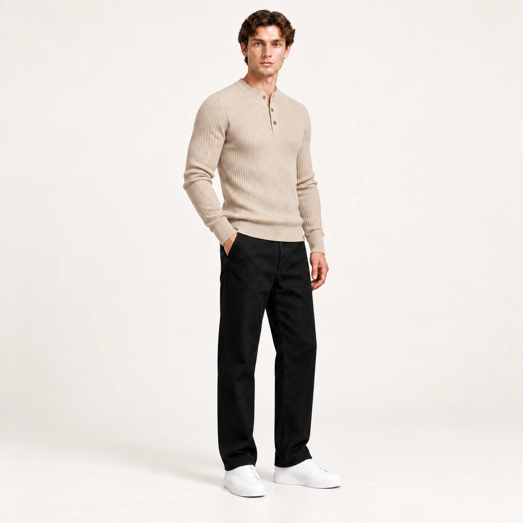 Pull côtelé col rond à boutonnage beige, vue trois-quarts dans le studio IVAREE