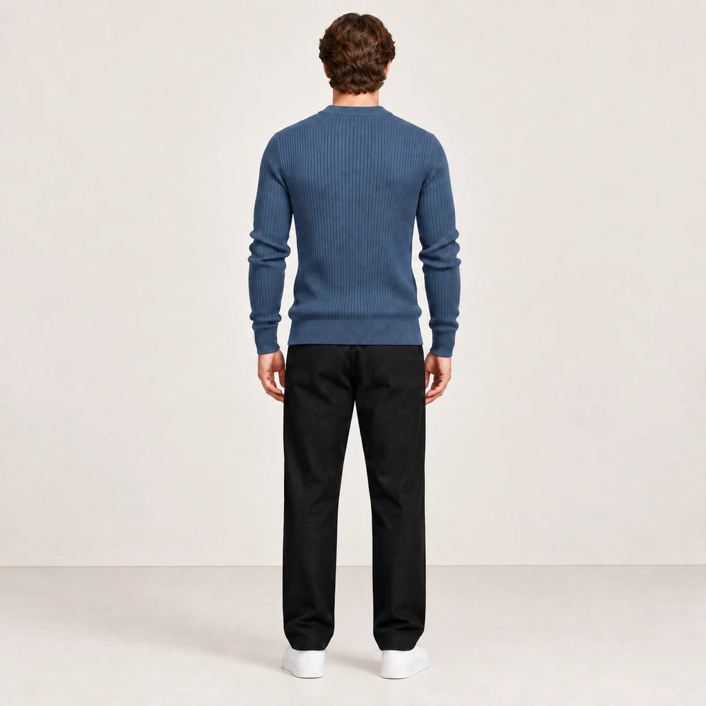 Pull côtelé col rond à boutonnage bleu, vue de dos dans le studio IVAREE