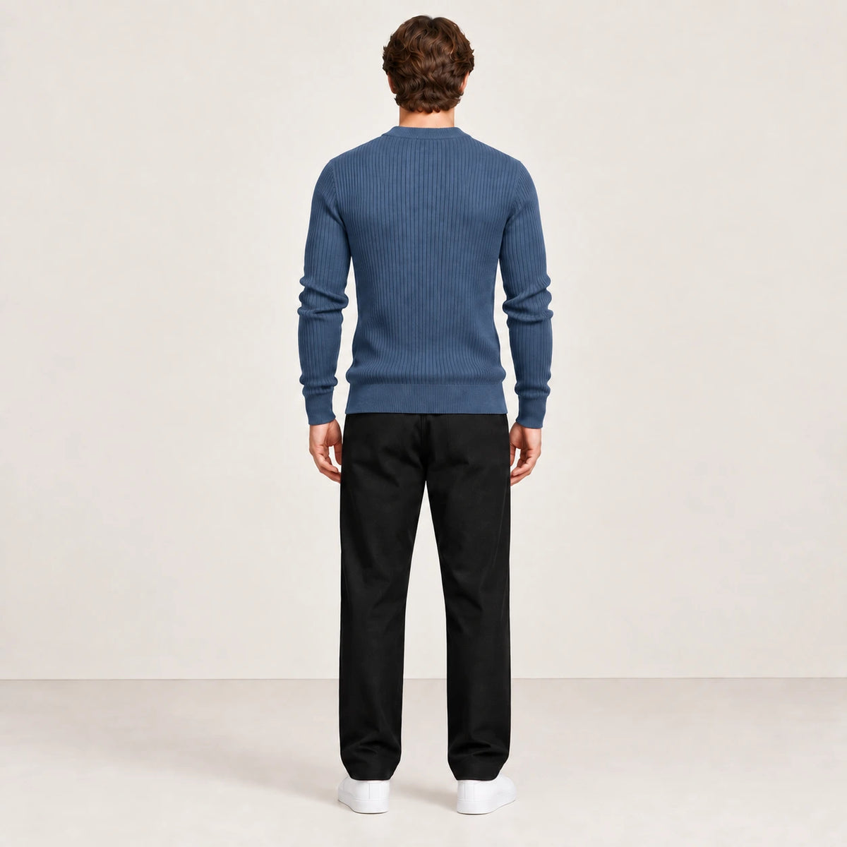 Pull côtelé col rond à boutonnage bleu, vue de dos dans le studio IVAREE