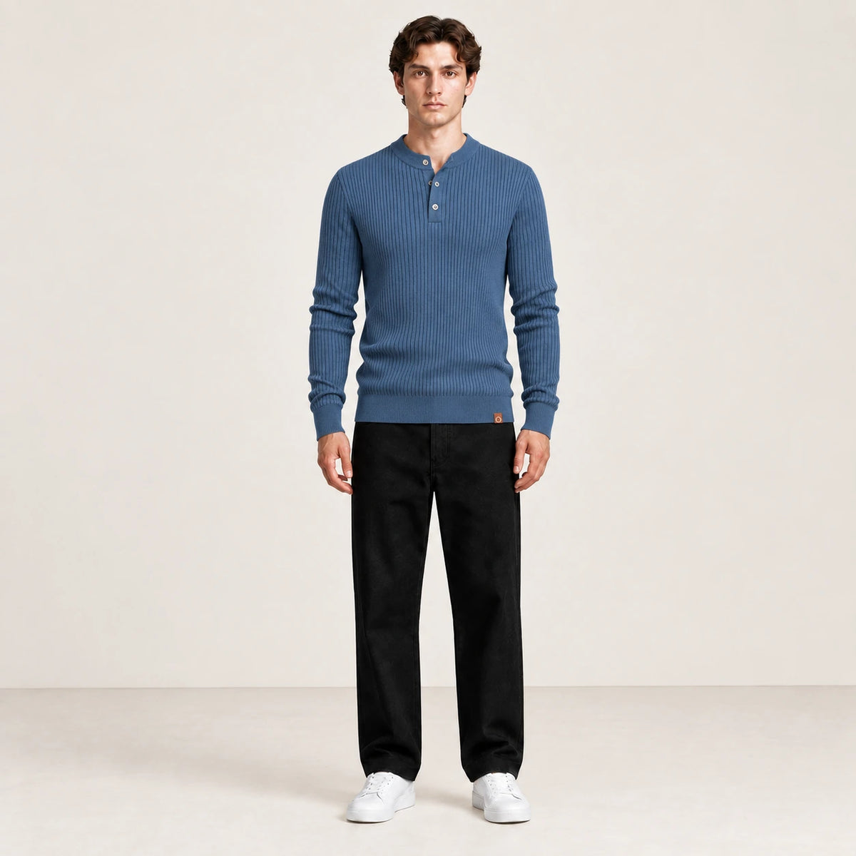 Pull côtelé col rond à boutonnage IVAREE Bleu – vue face studio