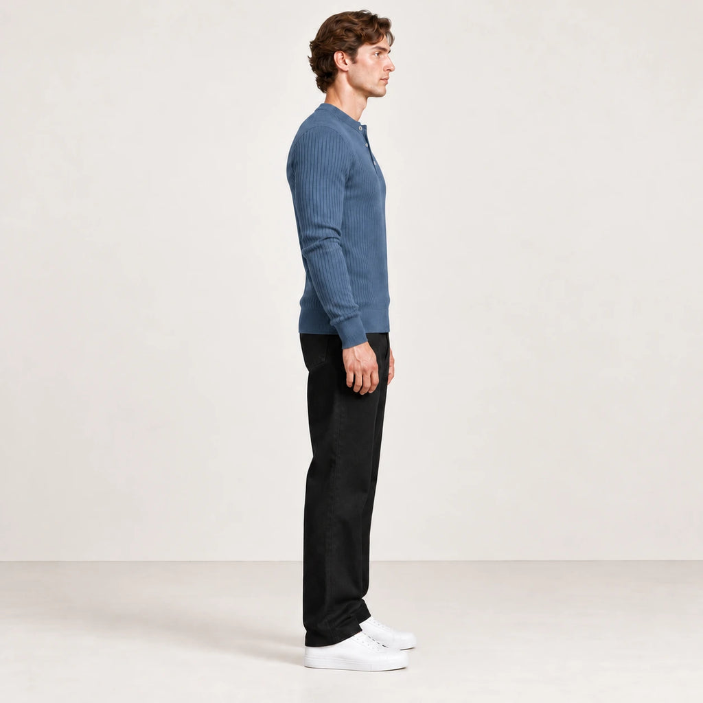 Pull côtelé col rond à boutonnage bleu, vue de profil dans le studio IVAREE
