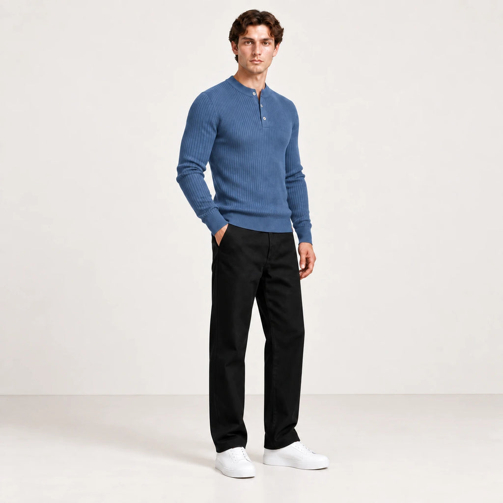 Pull côtelé col rond à boutonnage bleu, vue trois-quarts dans le studio IVAREE