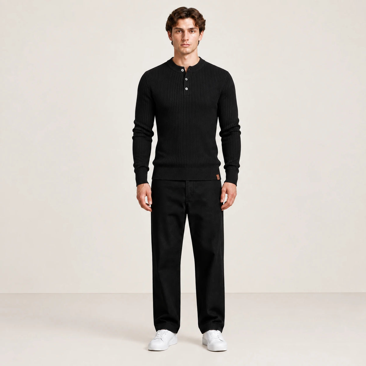 Pull côtelé col rond à boutonnage IVAREE Noir – vue face studio