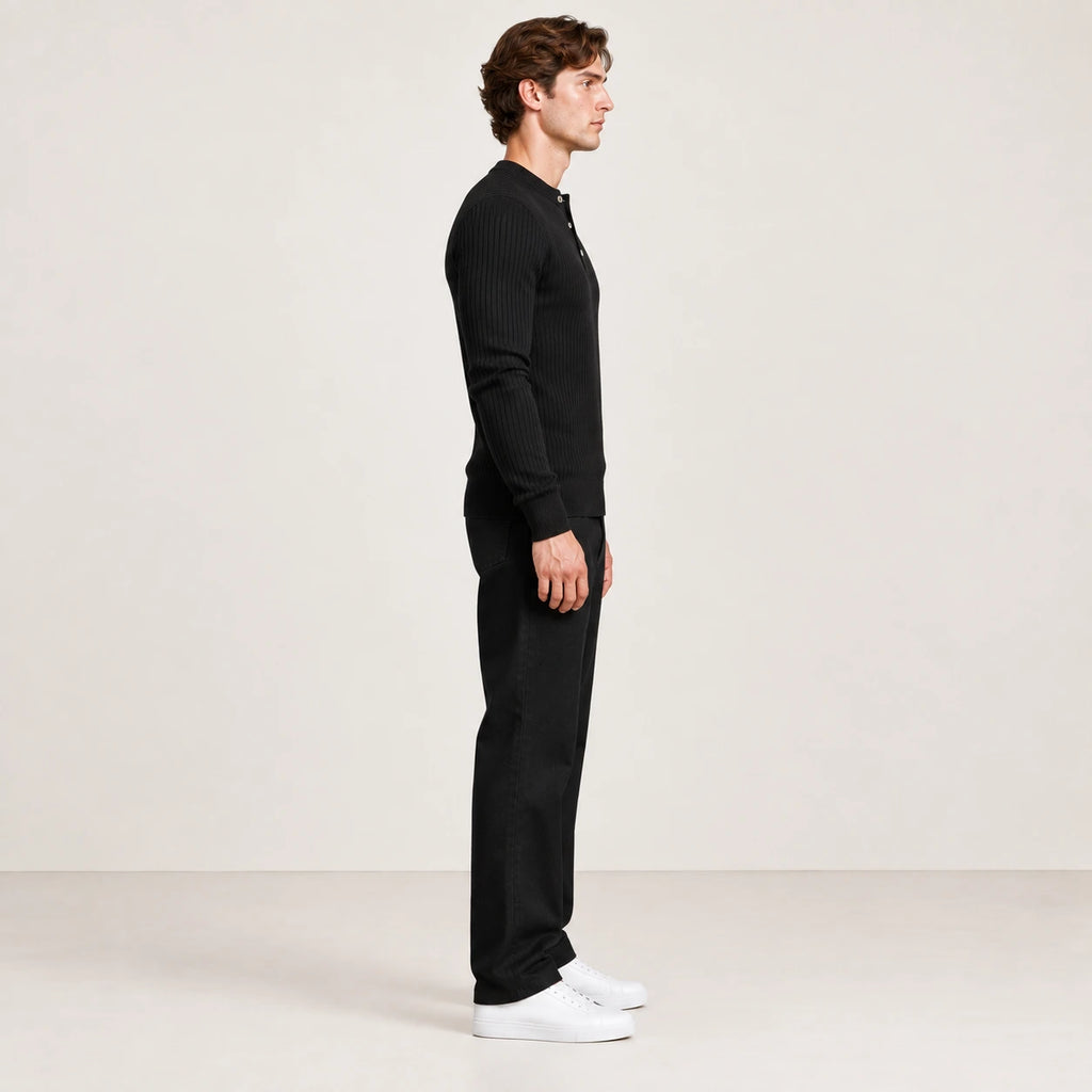 Pull côtelé col rond à boutonnage noir, vue de profil dans le studio IVAREE