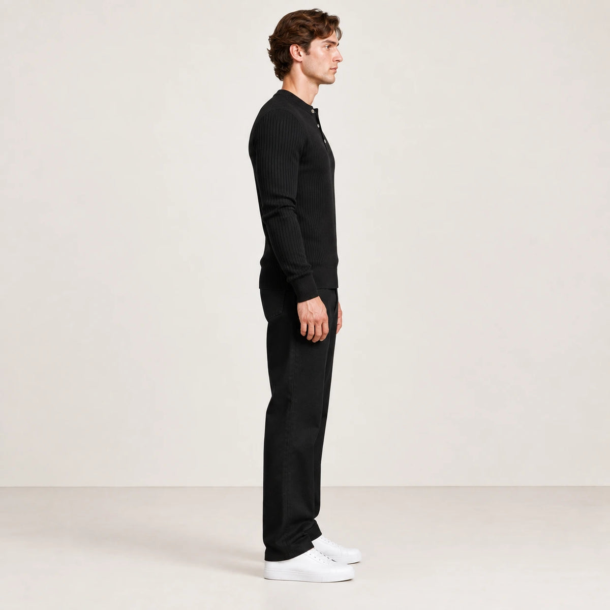 Pull côtelé col rond à boutonnage noir, vue de profil dans le studio IVAREE