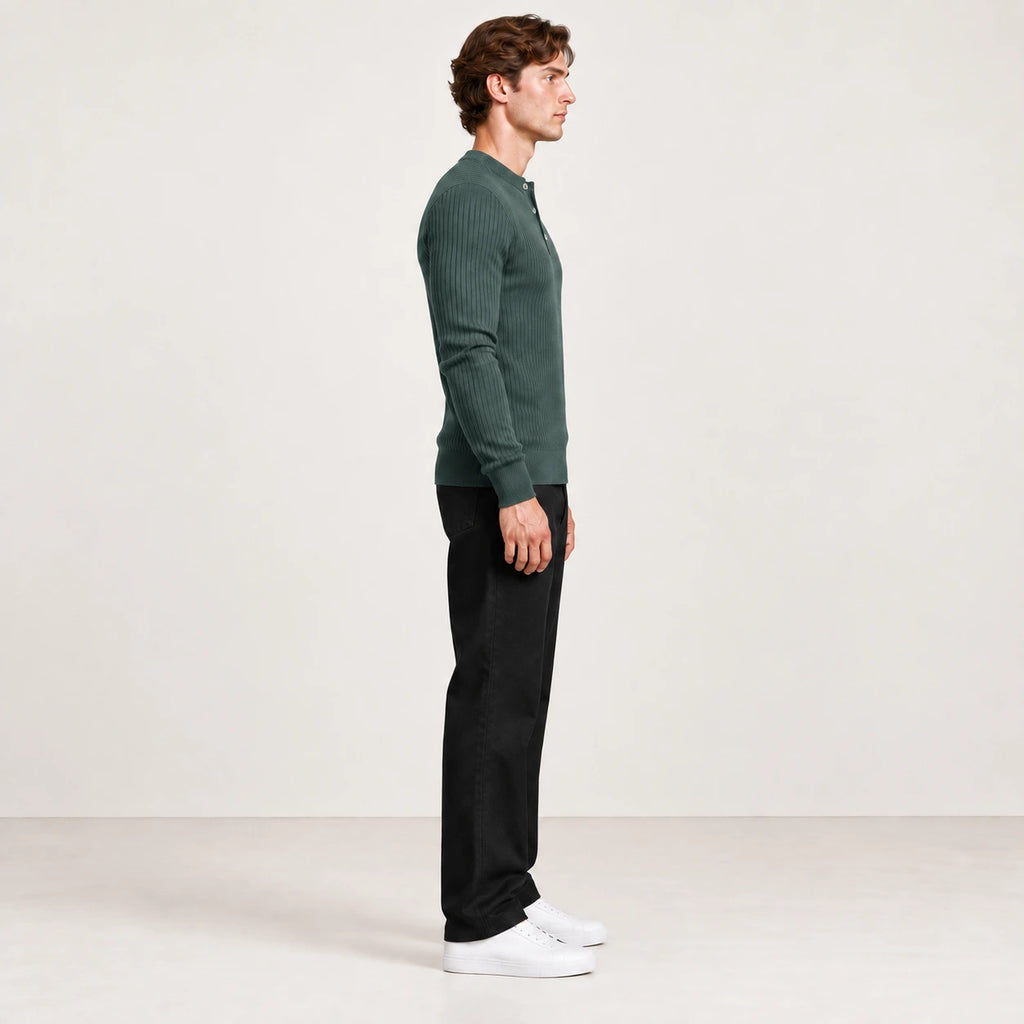 Pull côtelé col rond à boutonnage vert, vue de profil dans le studio IVAREE