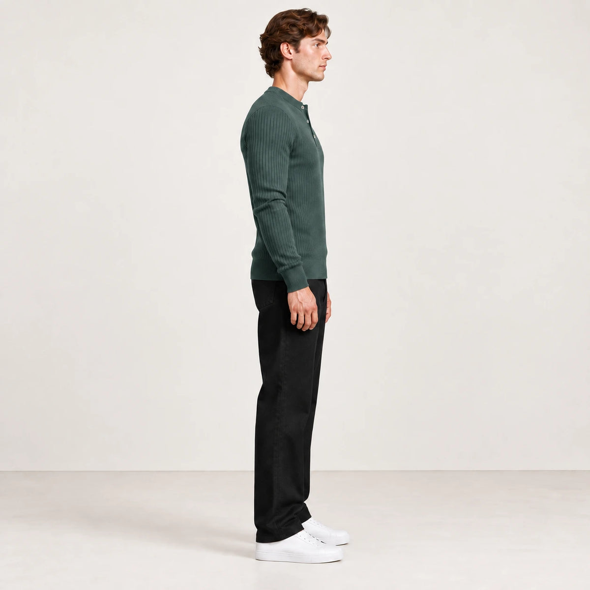 Pull côtelé col rond à boutonnage vert, vue de profil dans le studio IVAREE