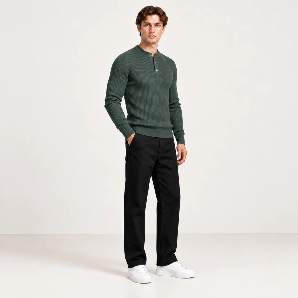 Pull côtelé col rond à boutonnage vert, vue trois-quarts dans le studio IVAREE