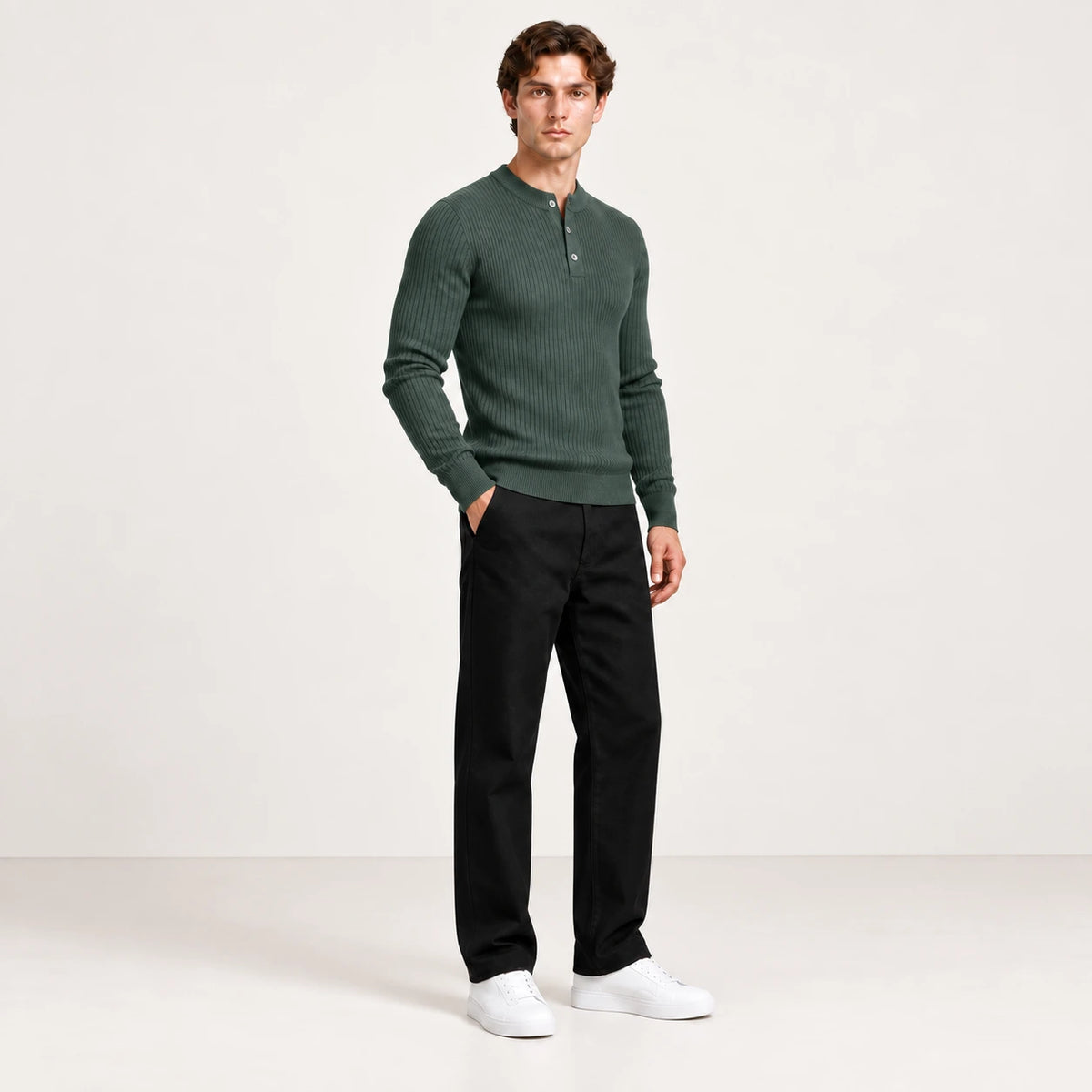 Pull côtelé col rond à boutonnage vert, vue trois-quarts dans le studio IVAREE