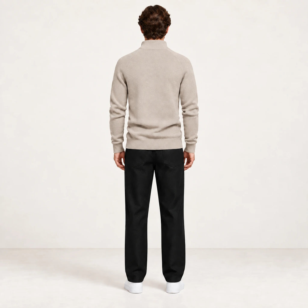 Pull demi-zip beige en maille côtelée, vue de dos dans le studio IVAREE